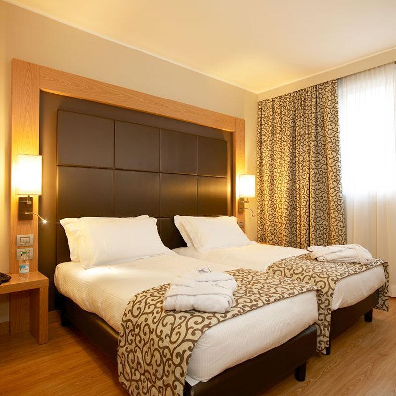 Virginia Palace Hotel Garbagnate Milanese Room photo