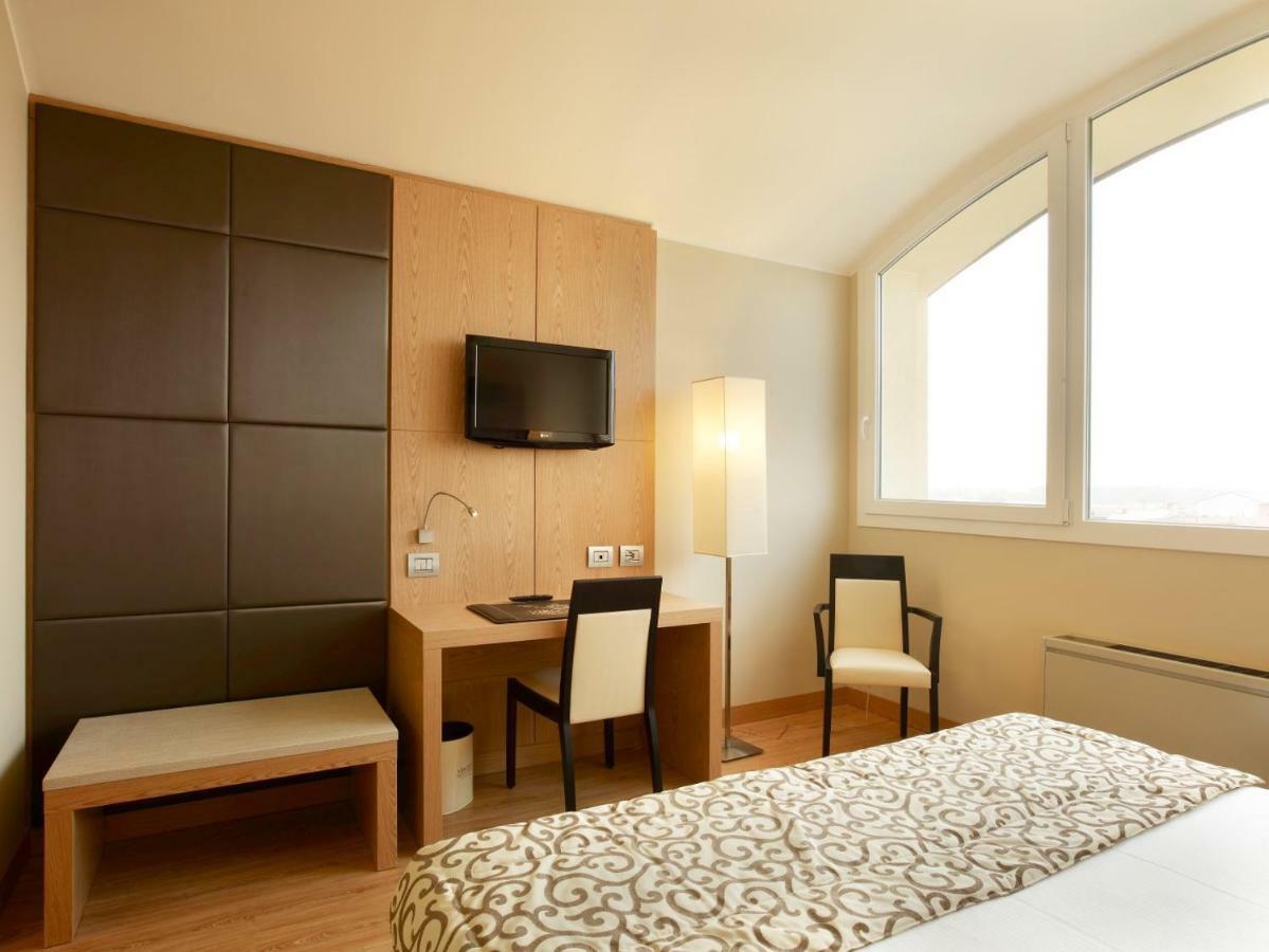 Virginia Palace Hotel Garbagnate Milanese Exterior photo